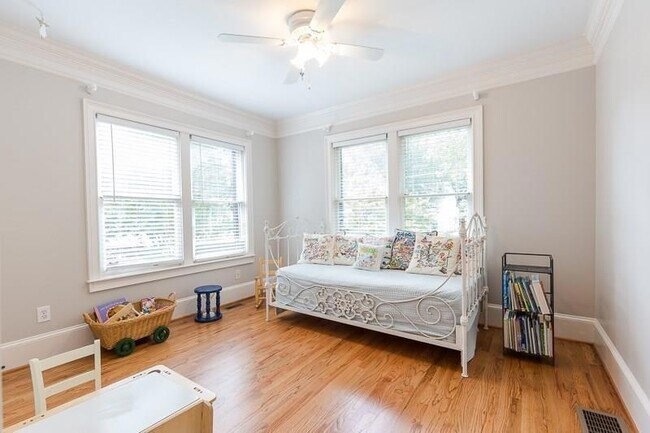 Building Photo - 1106 McLynn Ave NE