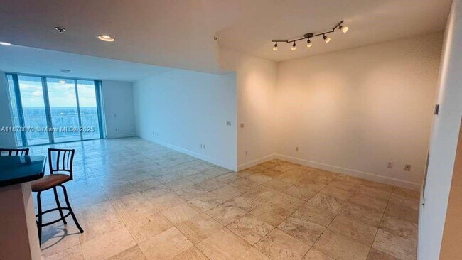 Building Photo - 15051 Royal Oaks Ln