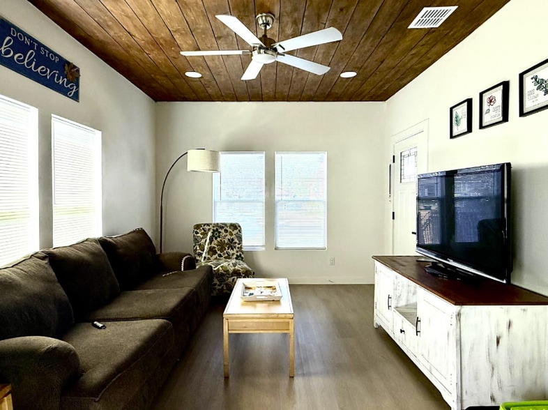 Building Photo - 3224 W Houston St