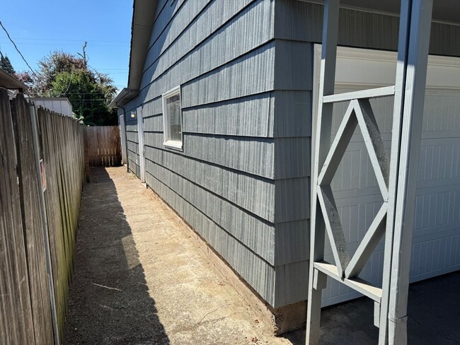 Building Photo - 1 bedroom apartment in Eugene!