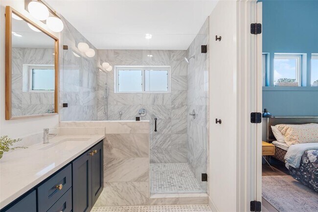 Building Photo - 1217 1/2 W 39th St