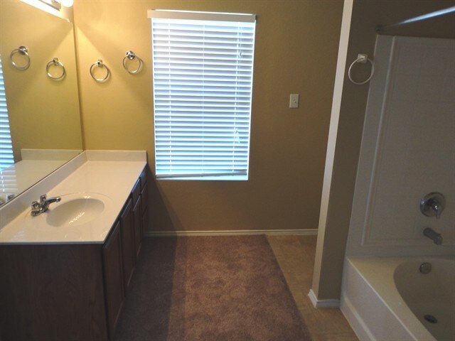 Building Photo - 937 Iona Dr