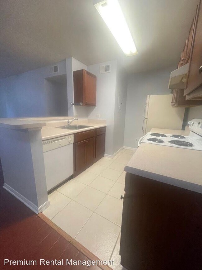 Building Photo - 2 br, 1 bath House - 6118 Westgate Dr #104