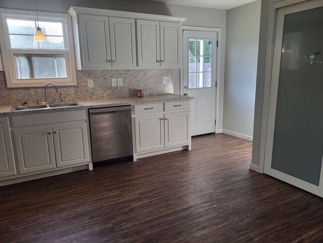 Building Photo - 3bd/2ba Beauty in Positively Phenix City!!