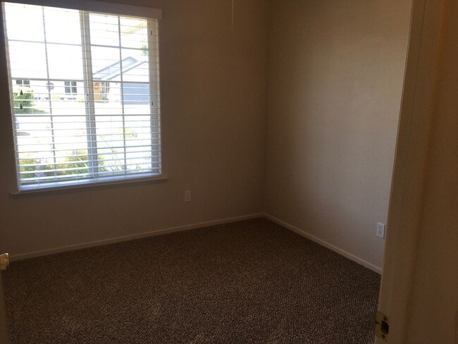 Building Photo - Anderson Home with Open Floor Plan