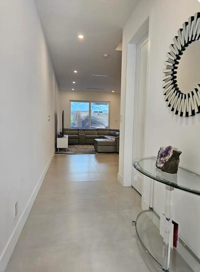 Building Photo - 2275 SE 7th St