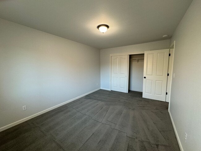 Building Photo - Beautifully Updated 3 Bed/2.5 Bath Townhom...