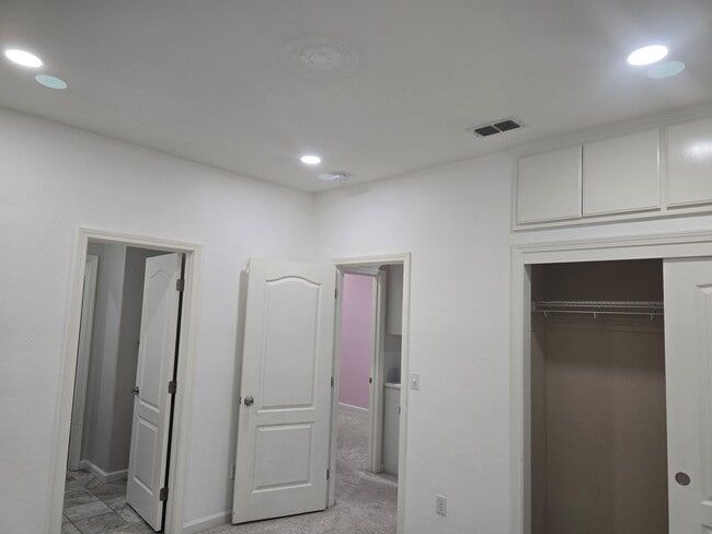 Building Photo - Big beautiful Home for rent in Visalia, Ca