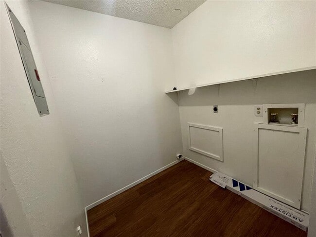 Building Photo - 1925 Castle Gate Cir