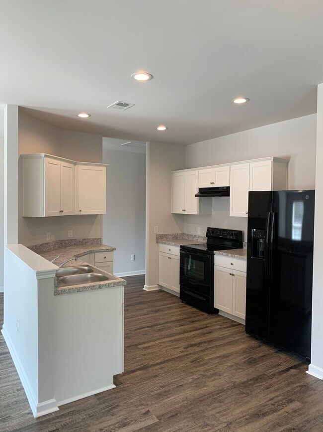 Building Photo - *Pre-leasing* Three Bedroom | Two Bath Hom...