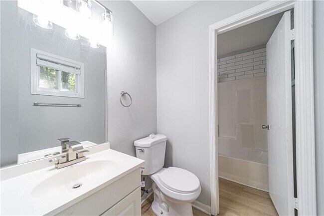 Building Photo - 690 Bellemeade Dr SW