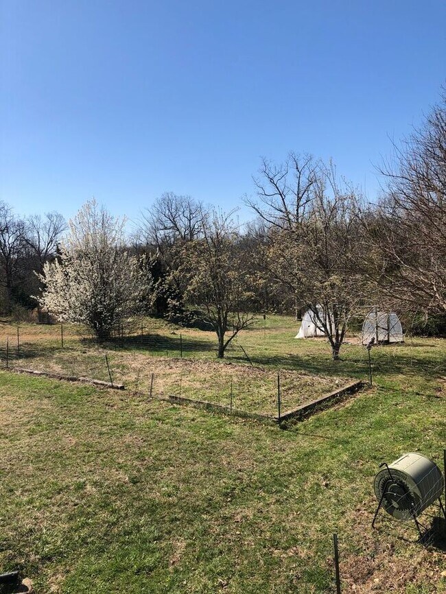Building Photo - Available May 12th!!!! Laquey school district