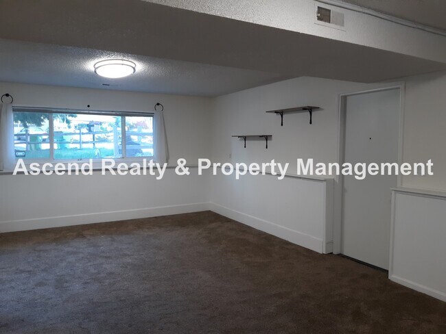Building Photo - Updated 4 Bed on Cul de Sac Quick Access t...