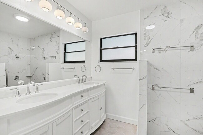 Building Photo - Recently Renovated 4-Bedroom + Den Pool Home in Temple Terrace