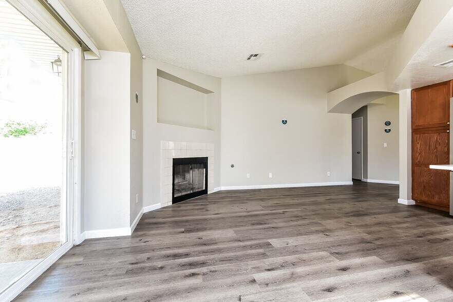 Building Photo - 3601 Uranus Dr