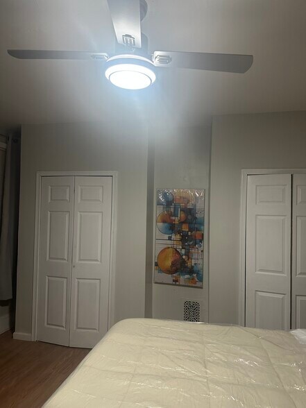 Building Photo - 4911 W Girard Ave