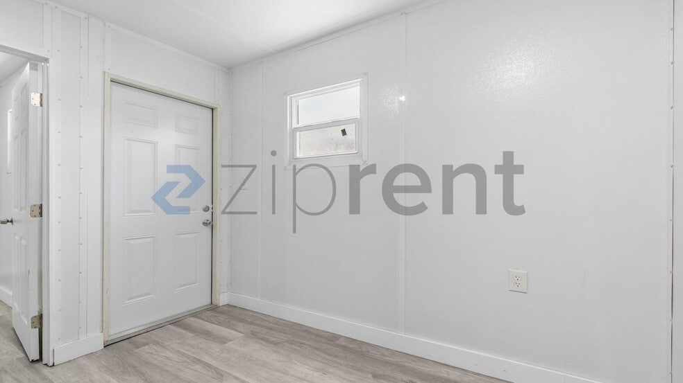Building Photo - Unit B