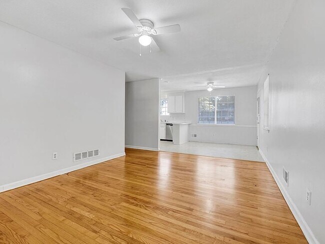 Building Photo - 2900 Holt Dr