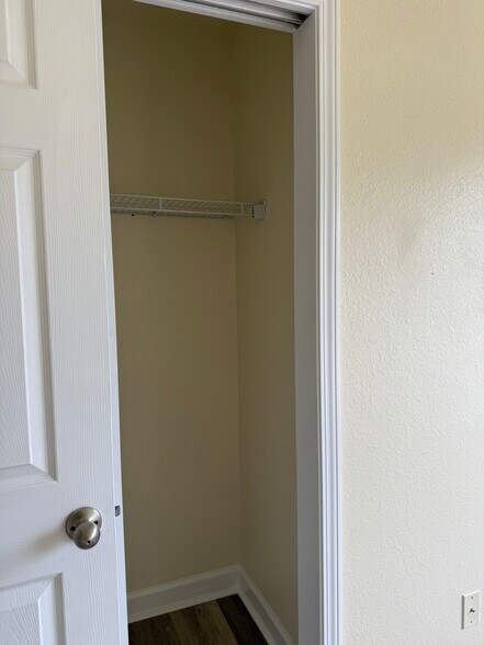 Building Photo - 834 Indianola Ct