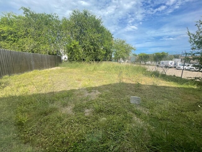 Building Photo - (5% Medical Monthly Discount) 1/2 off first months rent-Section 8 voucher Accepted-Charming 2 Bed...