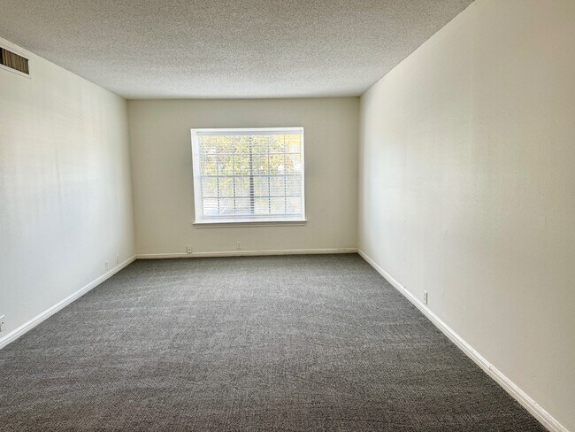 Building Photo - 2601 Bellefontaine