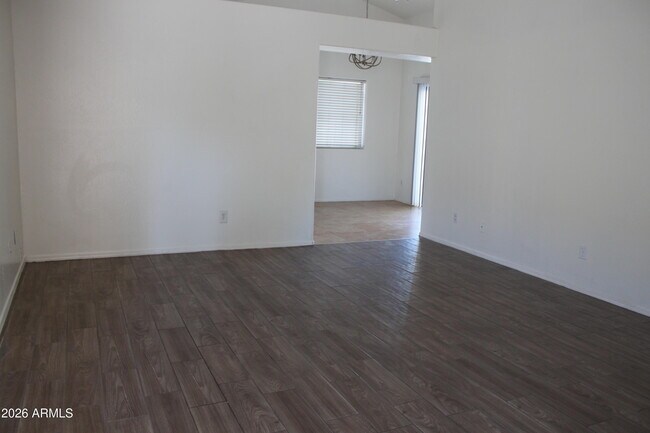 Building Photo - 921 S Val Vista Dr