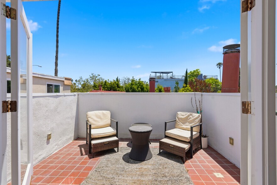 Building Photo - 525 Venice Way