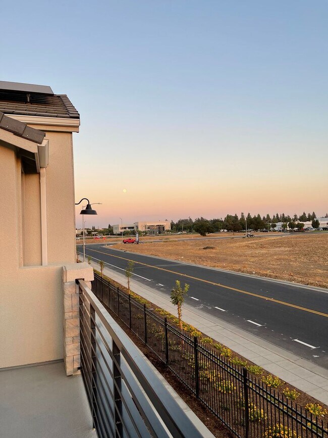 Building Photo - Modern Clovis Town Home, 2BR/2BA, CUSD w/ Solar