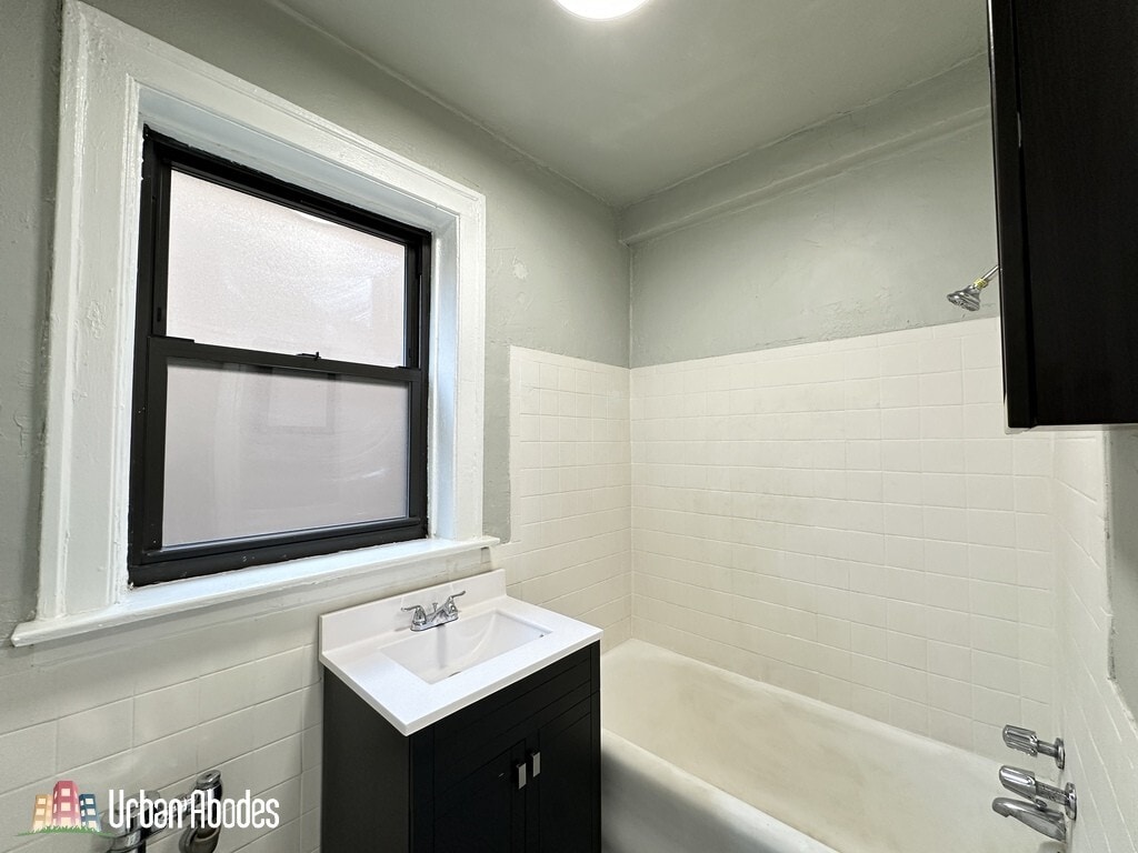 Building Photo - 1350 N Dearborn St