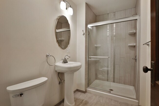 Building Photo - NEWLY RENOVATED NORTH CAMPUS - 3 BEDROOM 2 FULL BATHROOMS