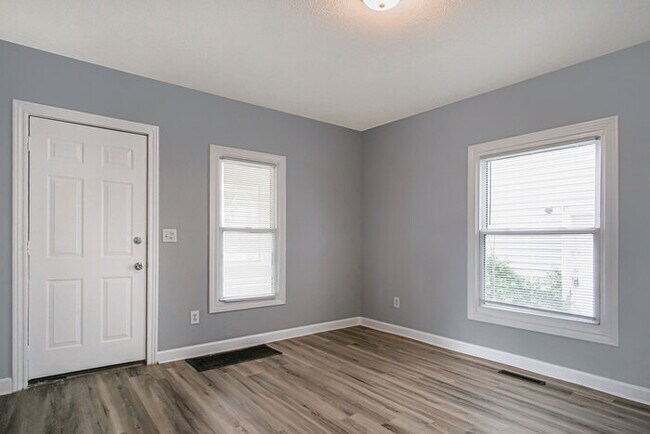 Building Photo - Coming Soon - Large 4 Bedroom in Mishawaka!