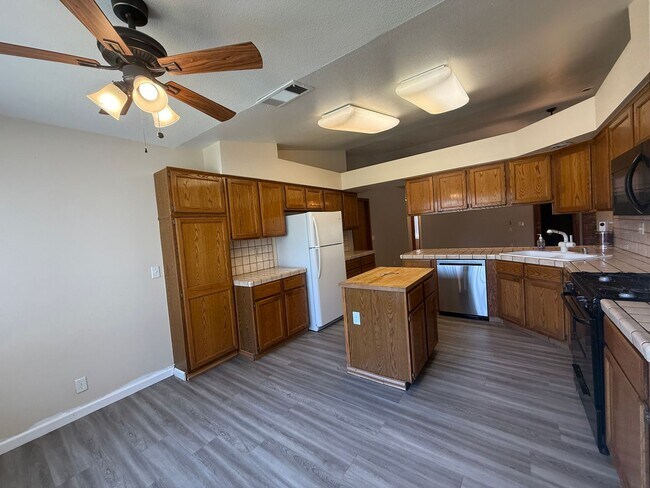 Building Photo - ***JUST REDUCED & MOVE-IN INSPECIAL!!!*** 3-bedroom, 2-bath home in Visalia, CA!