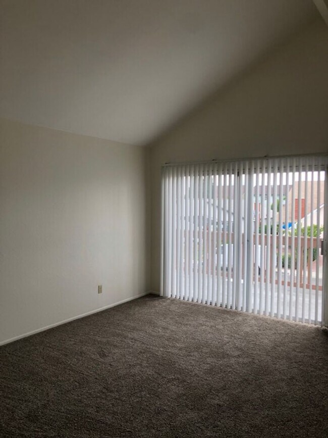 Building Photo - 4 Bed/2.5 Bath  Two Story Home in San Diego