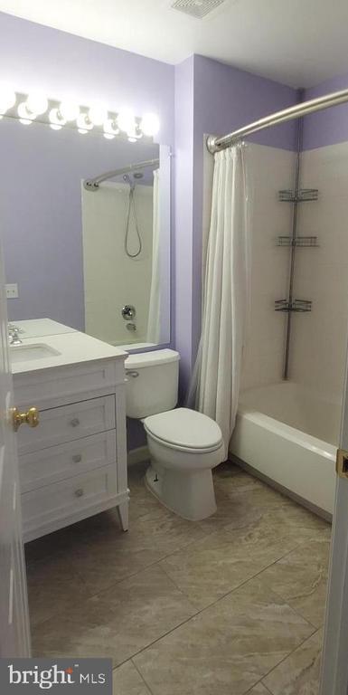 Building Photo - 8202 Catbird Cir