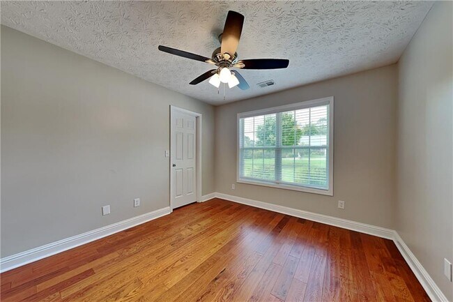 Building Photo - 990 Golden Meadows Ln