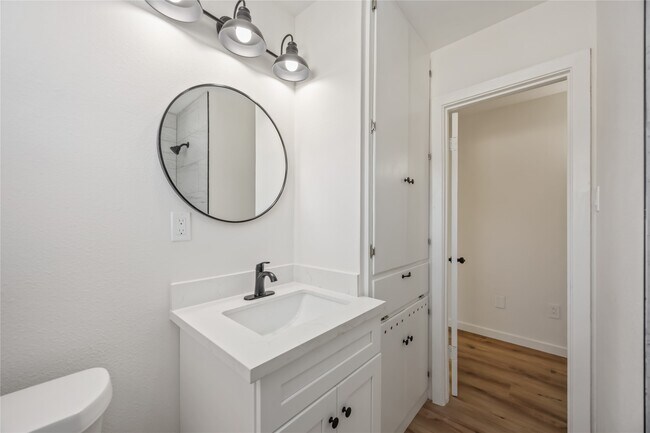 Building Photo - 5942 Ridgeway Dr