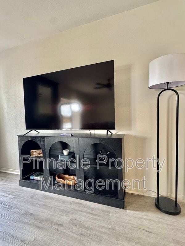 Building Photo - 2408 Lindenwood Dr