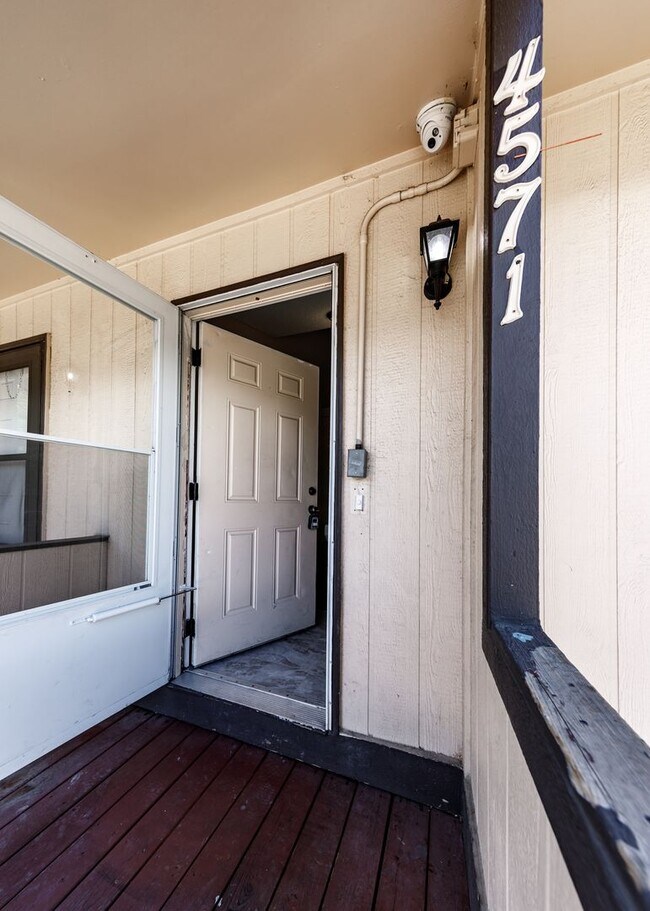 Building Photo - Lovely End Unit 2 Bed Condo, Centrally Located