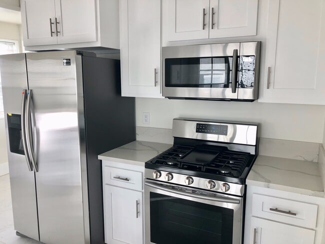 Building Photo - Gorgeous Completely Remodeled California Beach Bungalow w/Laundry+Backyard+Storage Near Beach