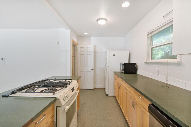 Building Photo - Inviting, remodeled 3-bdr/1.5-bath in Division/Hawthorne duplex—Privacy, A/C, parking, & storage