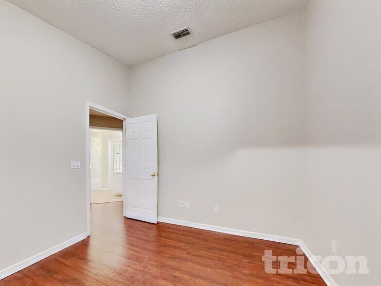 Building Photo - 545 Randon Terrace