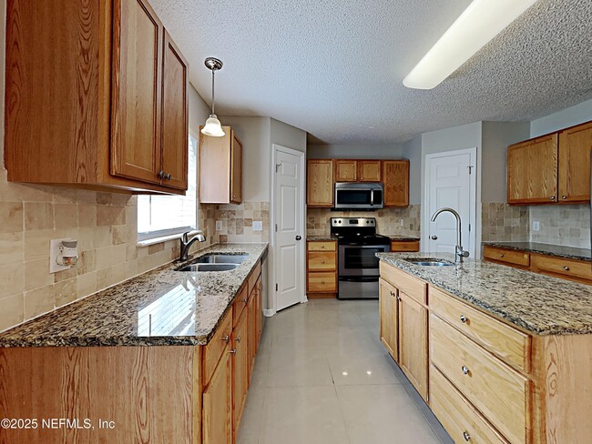 Building Photo - 5596 Ashleigh Park Dr