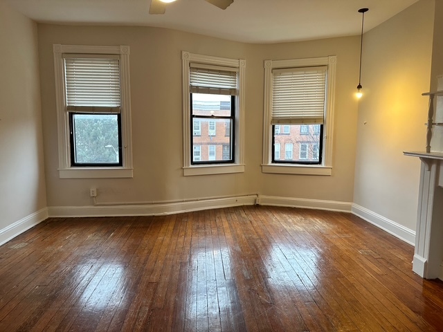 Tall windows and hardwood floors - 2928 St Paul St