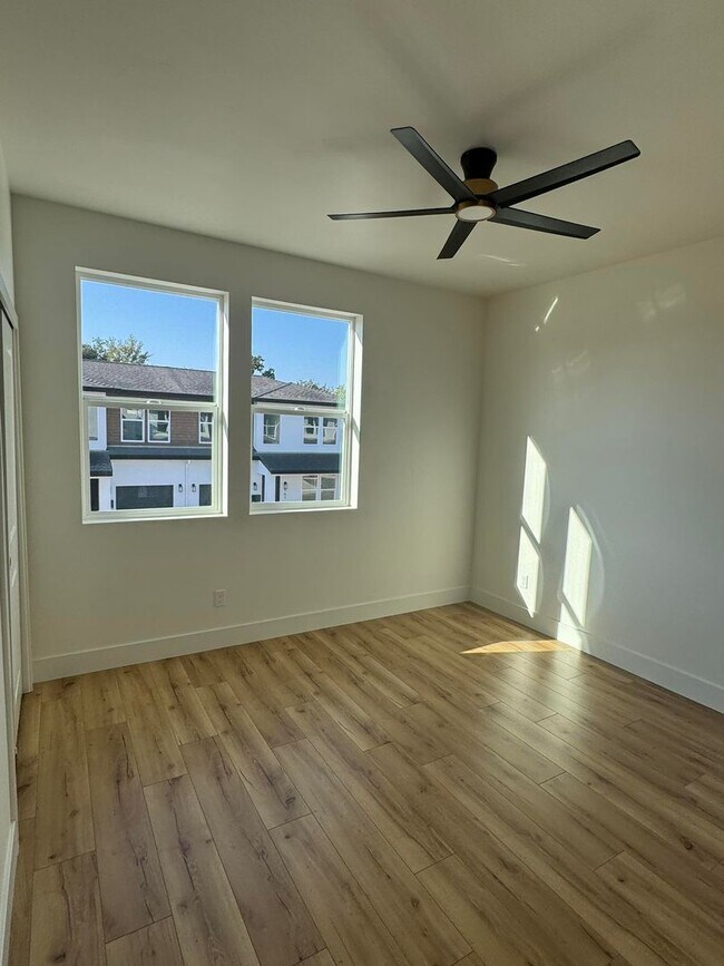 Building Photo - 967 Olive Br Pl