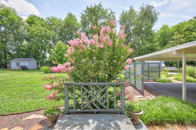 Building Photo - 3215 Arthur Dr