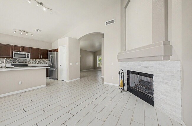 Building Photo - 1331 W Blue Ridge Ct