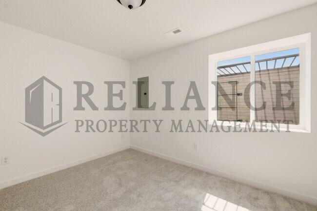 Building Photo - 5259 N Pinecrest Ct