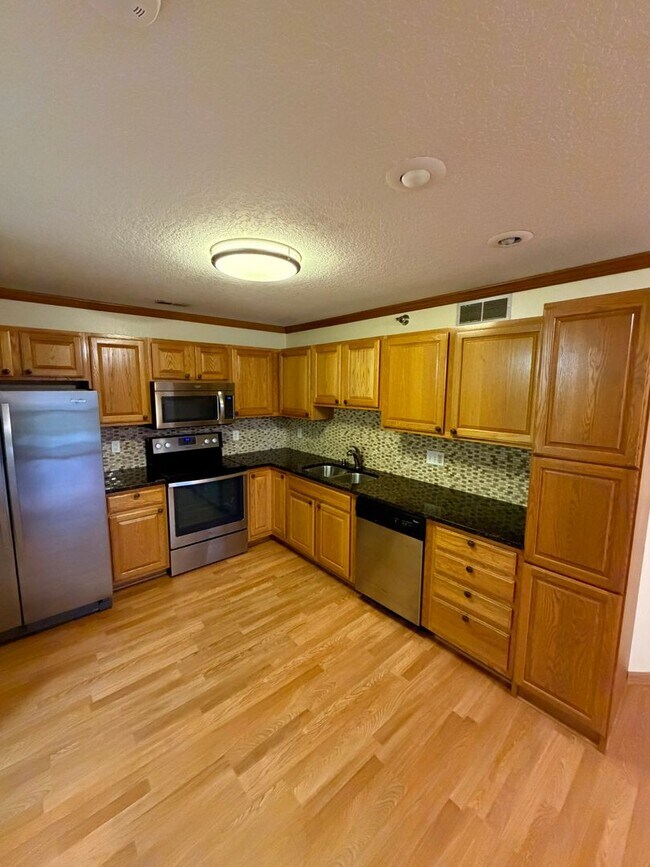 Building Photo - Condo For Rent!