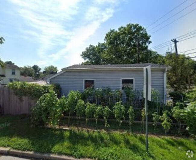 Building Photo - 1035 Milmont Ave