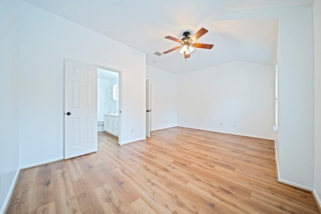 Building Photo - 123 N Villa Oaks Dr